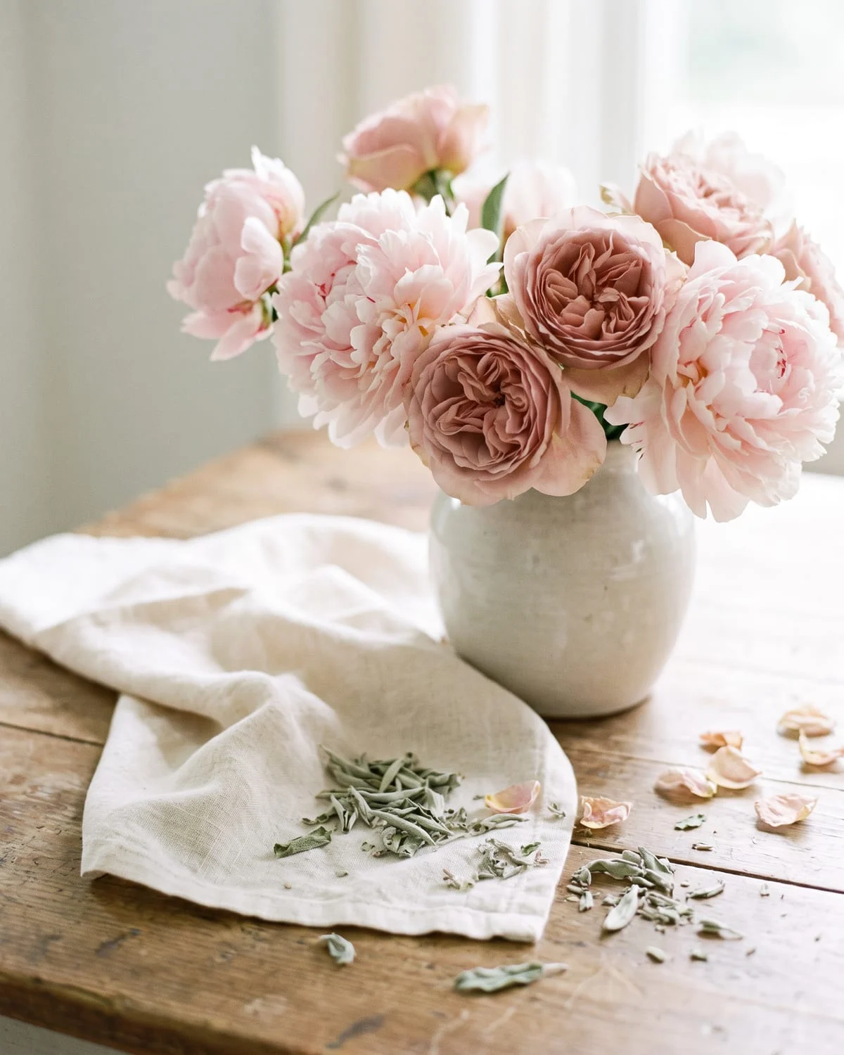 Pivoines et roses poudrées dans un vase en céramique