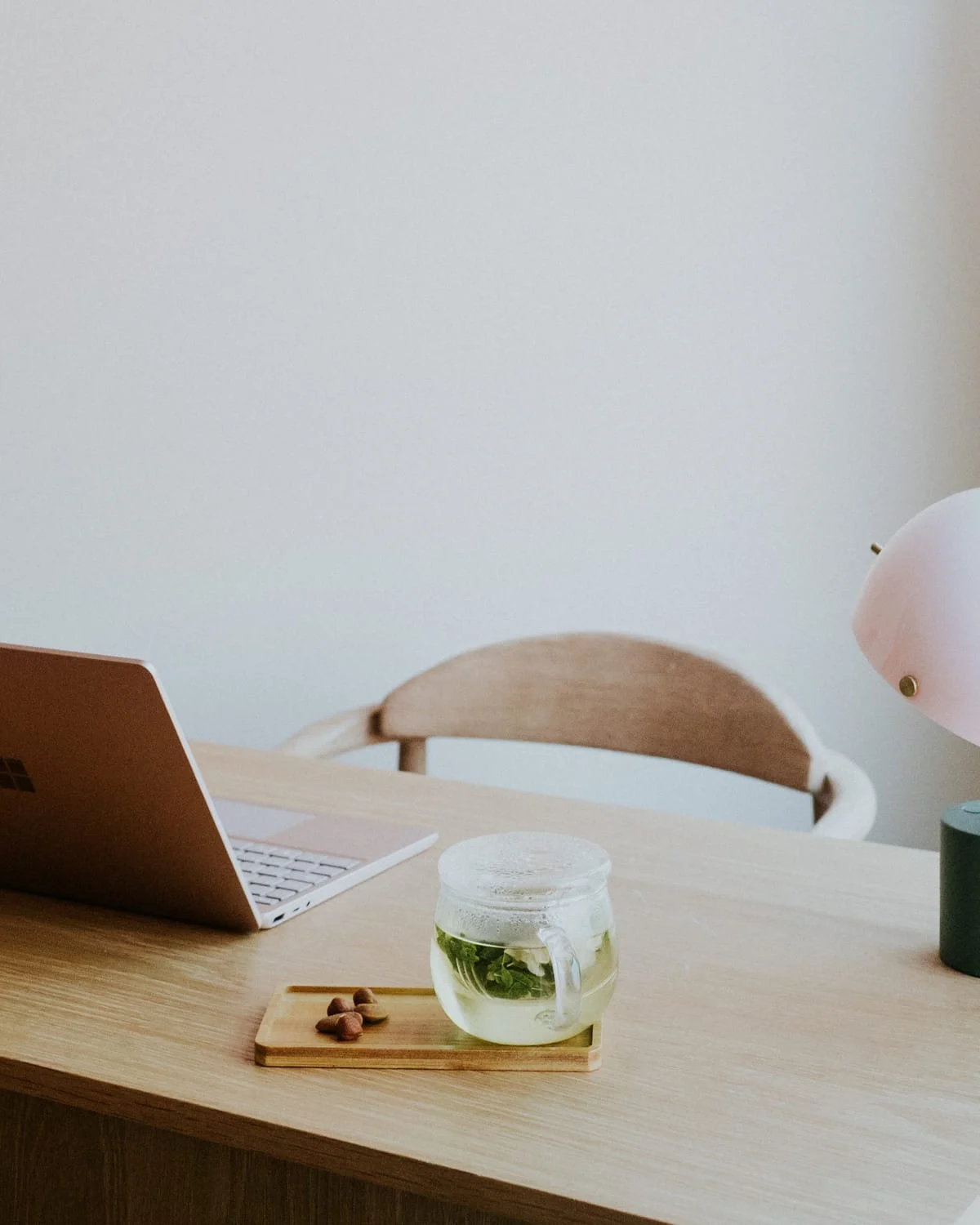 Une tasse d’infusion à la menthe sur le bureau du cabinet MOON