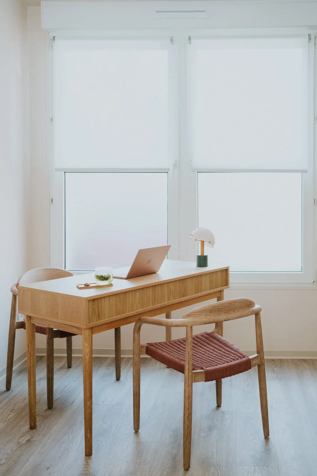 Le cabinet MOON, lumineux, avec bureau en bois